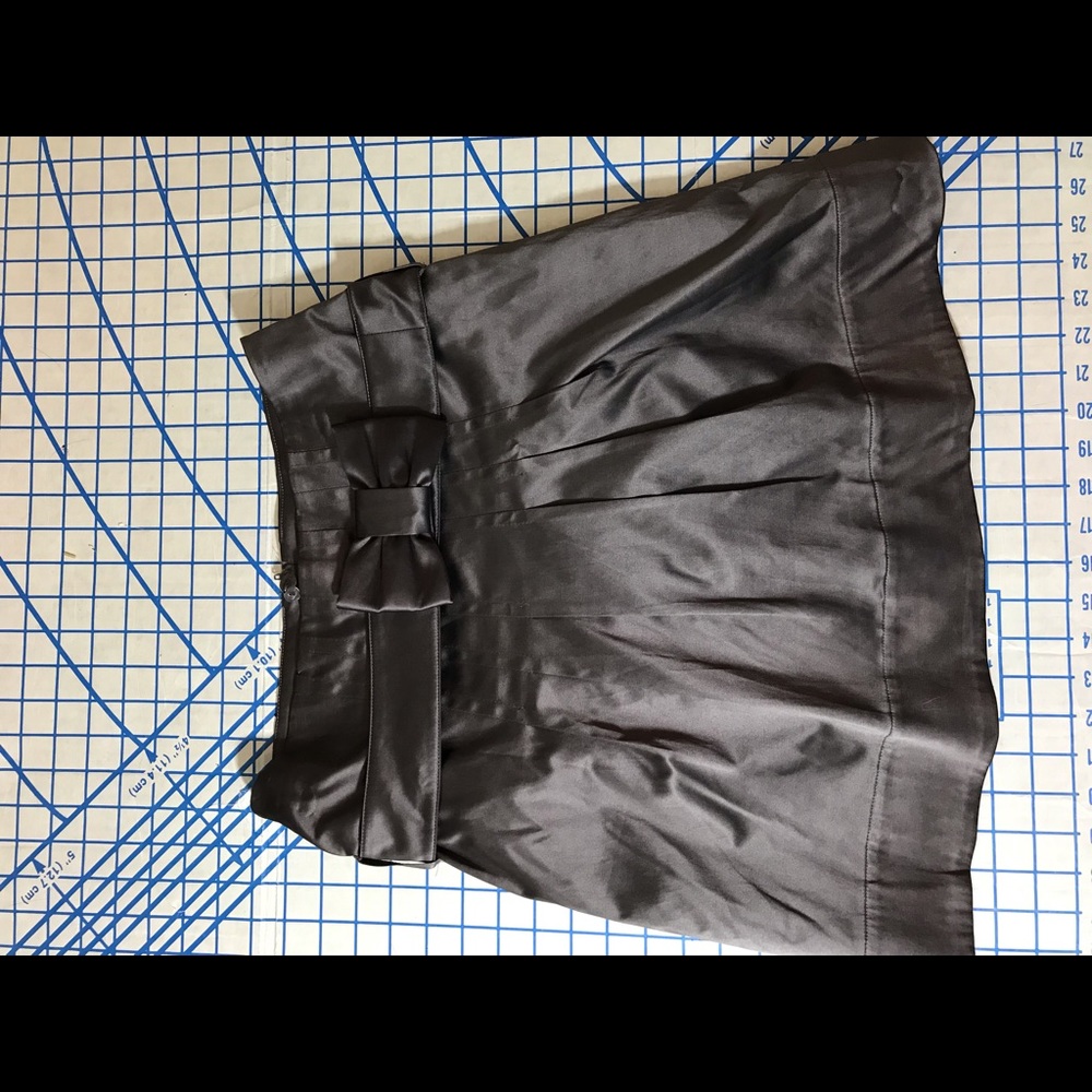H&M’s shiny brown full skirt with bow sz 8